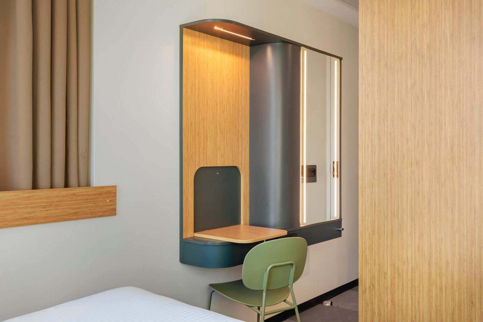 Maxhotel Amsterdam Airport Schiphol - Recently Renovated Hoofddorp Room photo