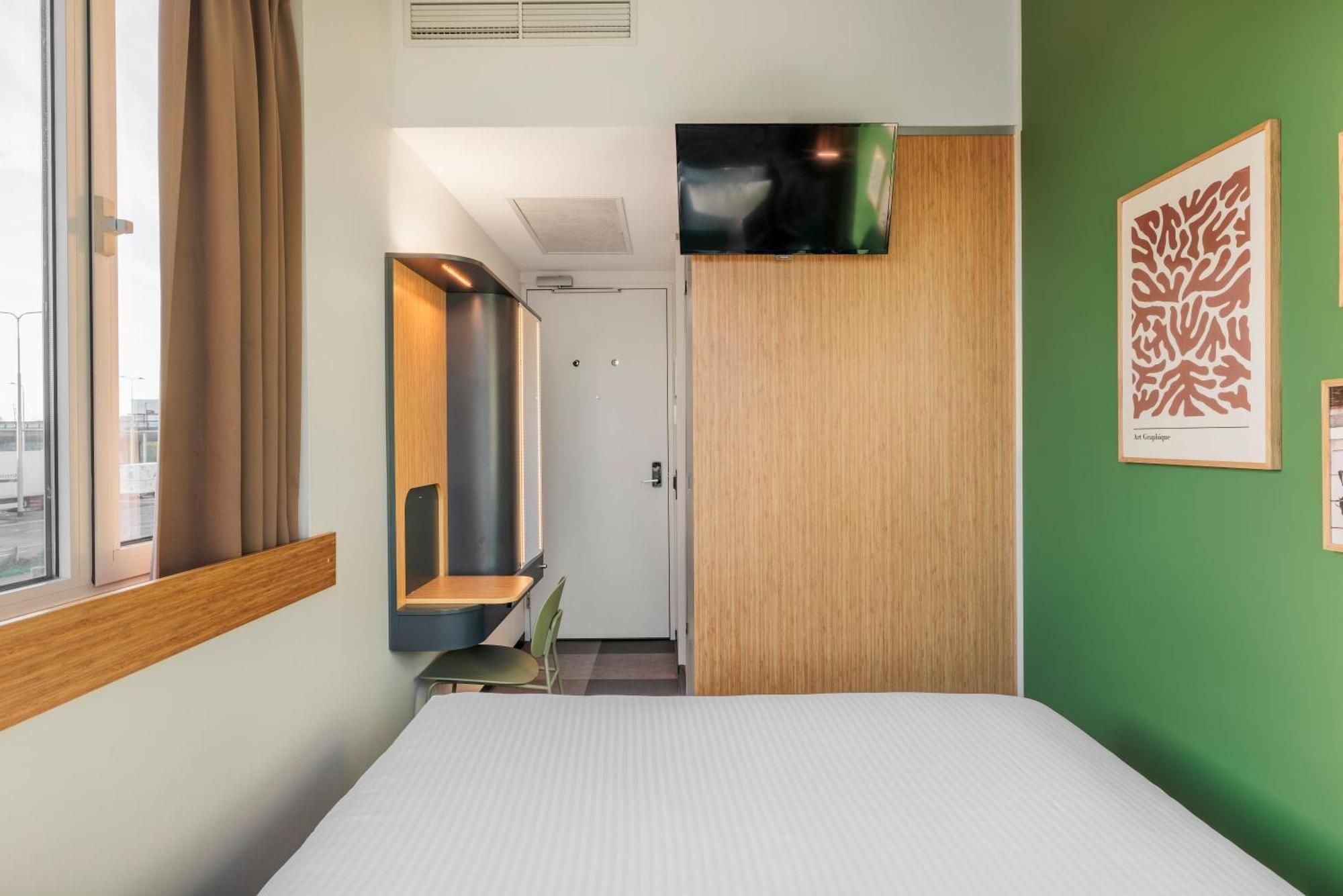 Maxhotel Amsterdam Airport Schiphol - Recently Renovated Hoofddorp Room photo