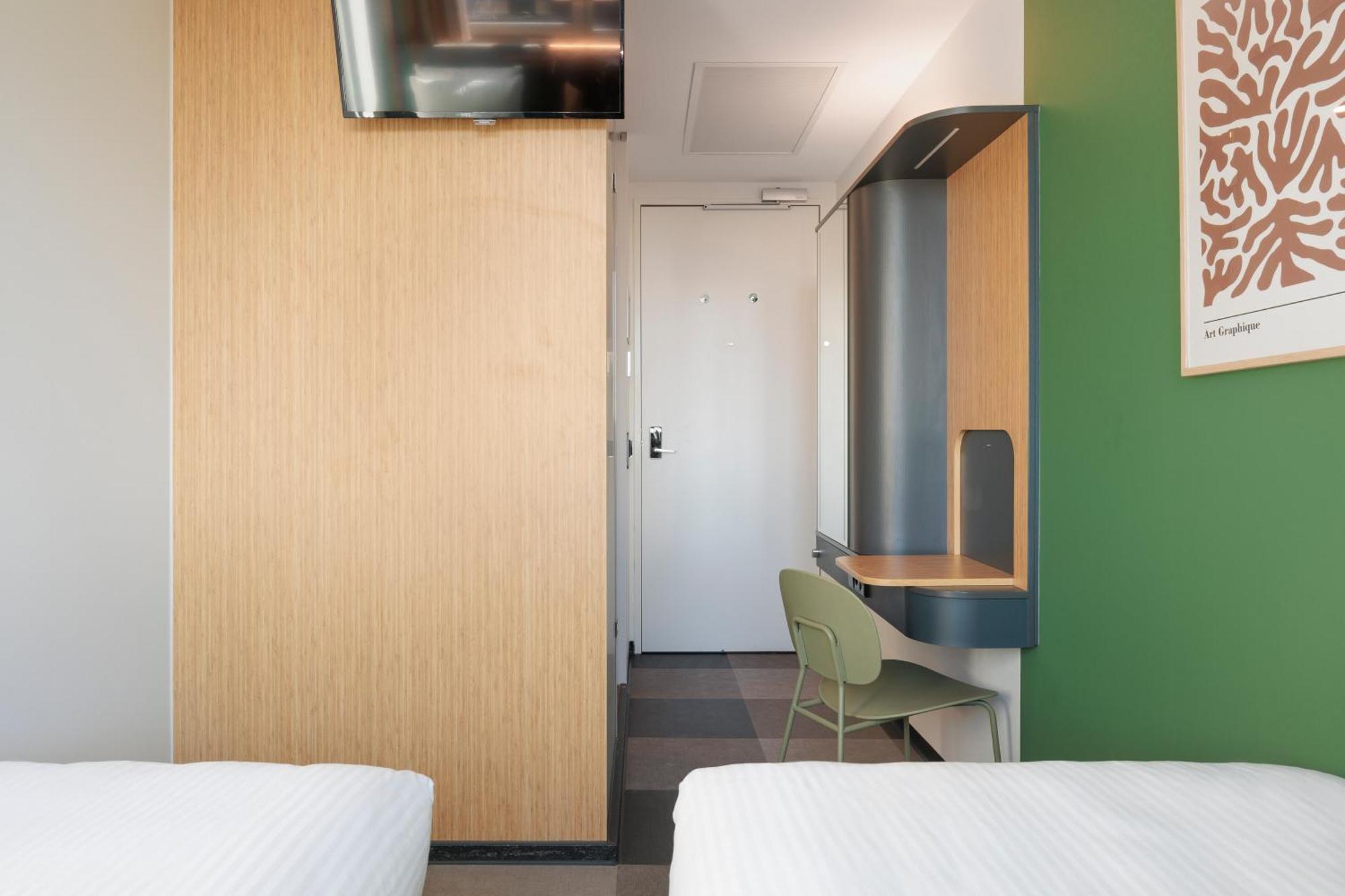 Maxhotel Amsterdam Airport Schiphol - Recently Renovated Hoofddorp Room photo